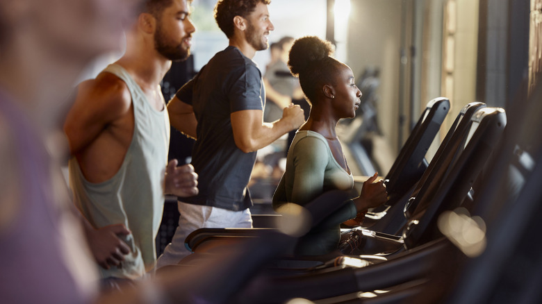 운동 수준을 높이기 위해 런닝머신의 USB 포트를 사용하는 4가지 방법