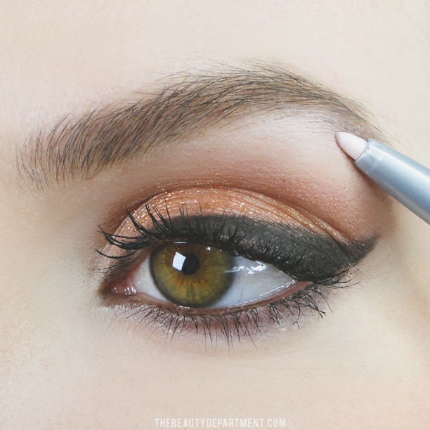 세 가지 방식으로 착용된 눈썹뼈