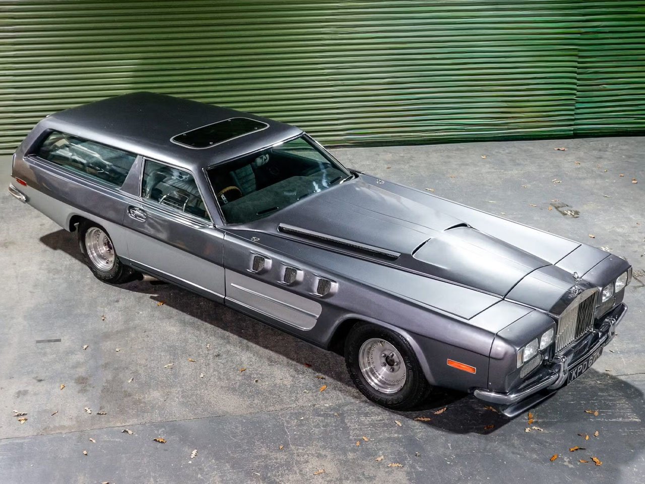 The Beast는 항공력을 도로 주행의 전설로 만든 John Dodd의 27리터 V12 창작품입니다