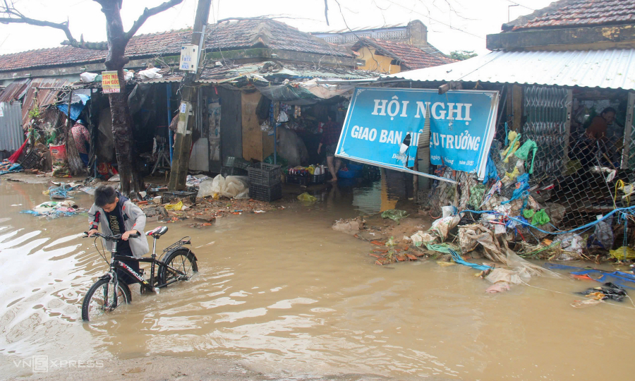 베트남 중부에서 수일 동안 심각한 홍수가 발생한 후 집, 상점 및 동네가 잔해에 빠졌습니다