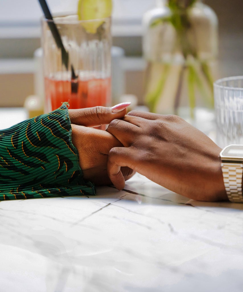 "데이트 코치에게 수천 달러를 지불했습니다. 이제 약혼했어요": 투자가 많이 드는 데이트의 부상