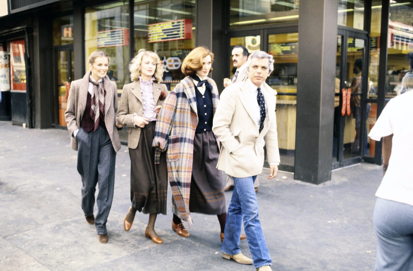 랄프 로렌의 시그니처 스타일링 ‘랄프 턱’의 대유행, 이렇게 따라하면 쉽다