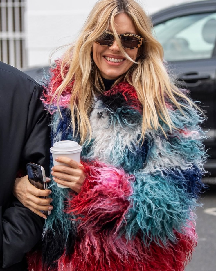 ‘2025년식’ 모피 스타일링의 정석을 보여준 시에나 밀러