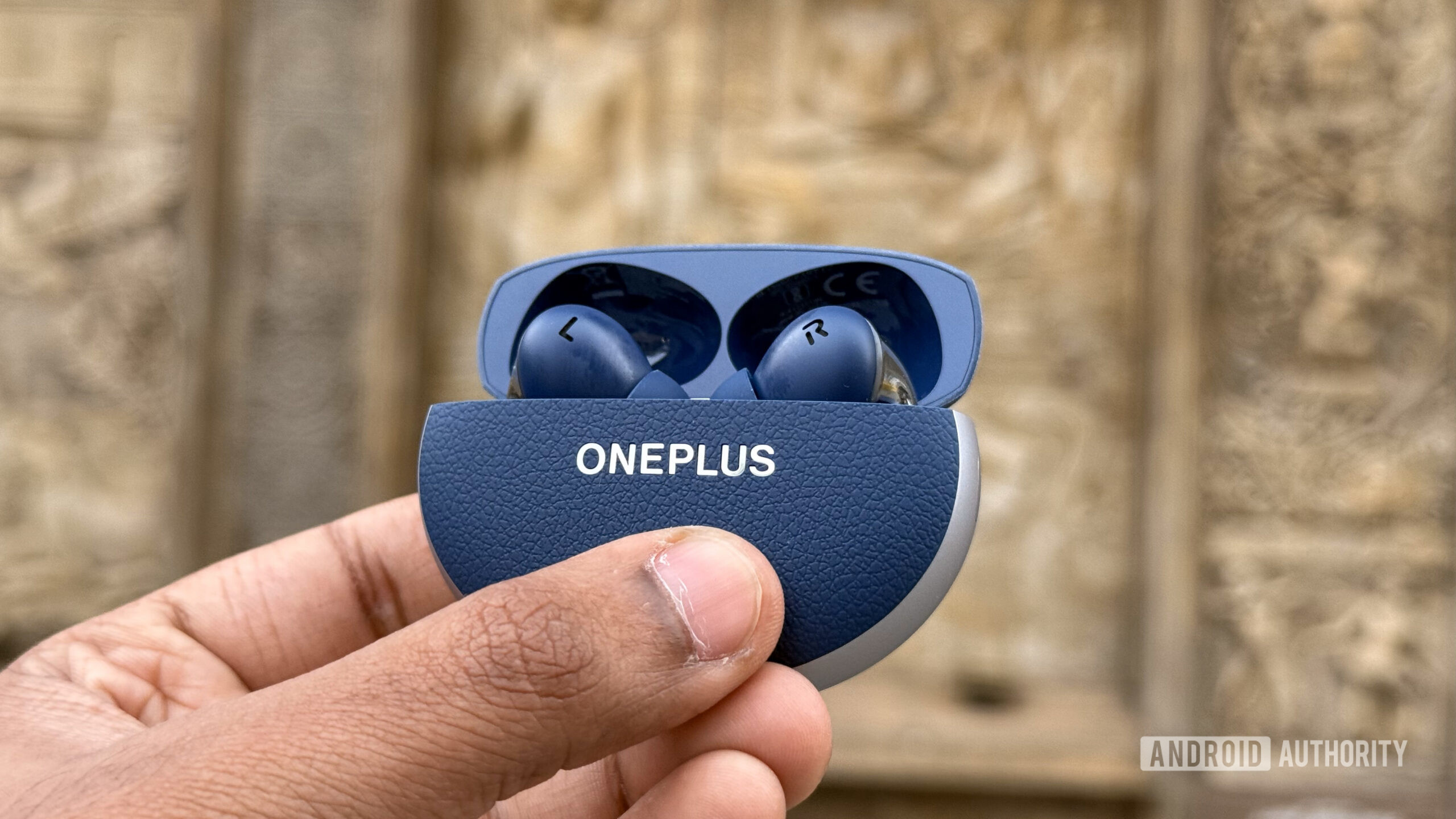 인상적인 OnePlus Buds Pro 3가 블랙 프라이데이 세일에서 50달러 저렴해졌습니다