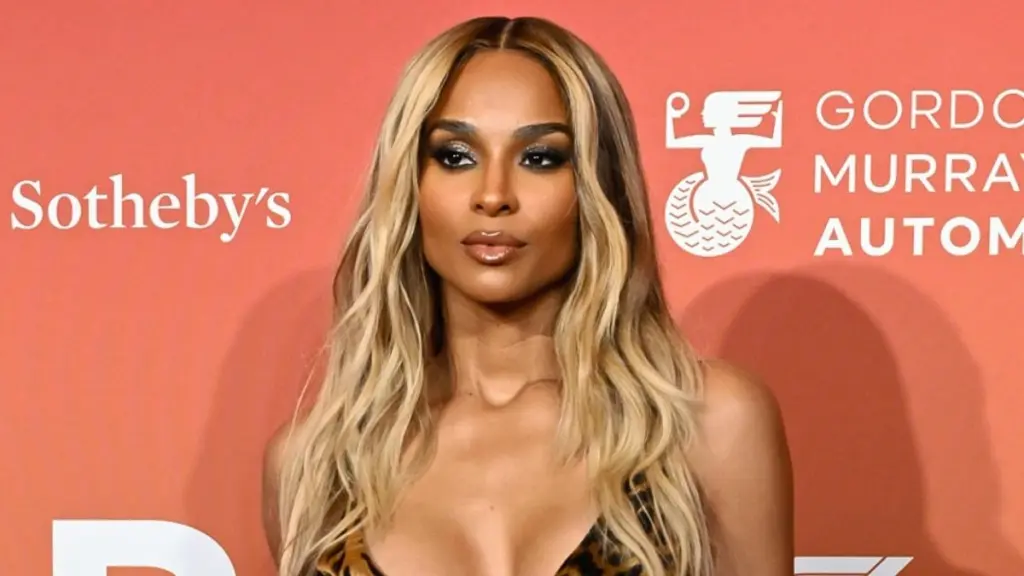 Ciara의 Roberto Cavalli 드레스는 완전히 대담합니다