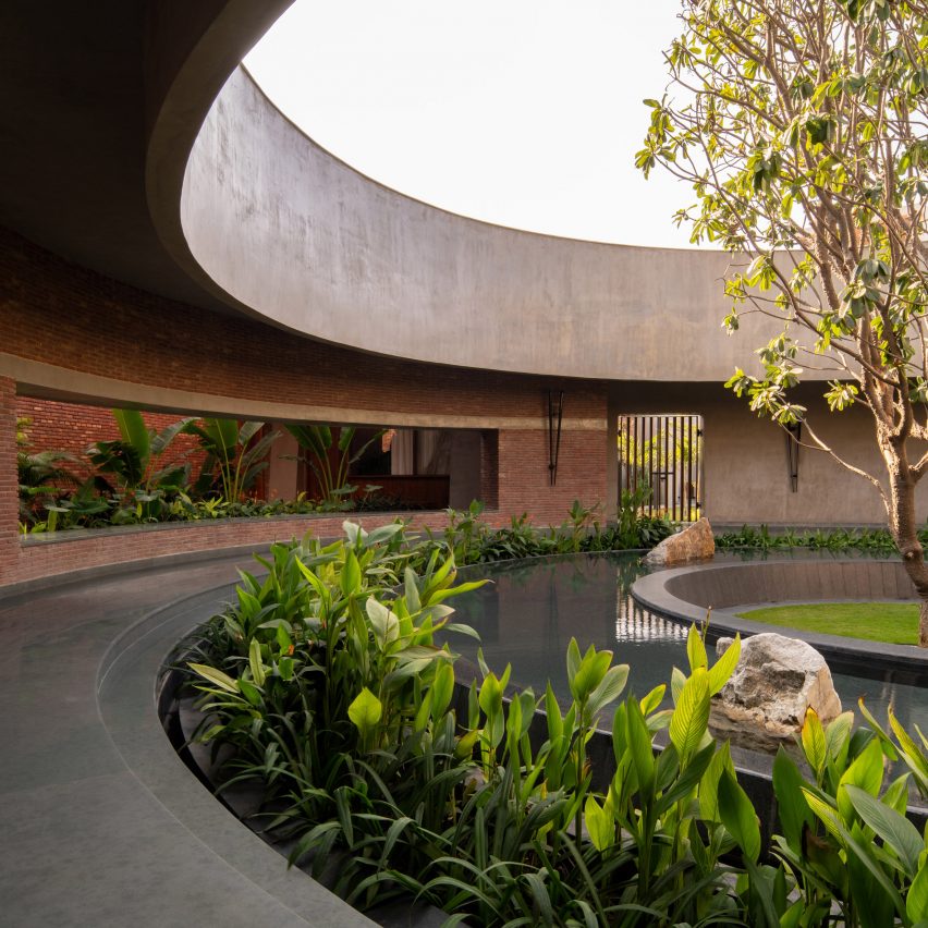 안뜰은 인도 주택의 "공간적, 정서적 핵심" 역할을 합니다 by Renesa