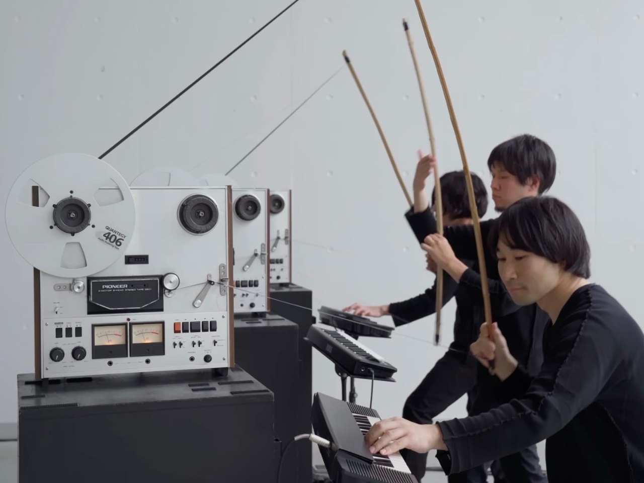 쓸모없는 테이프 데크를 살아있는 악기로 바꾸는 음악가들