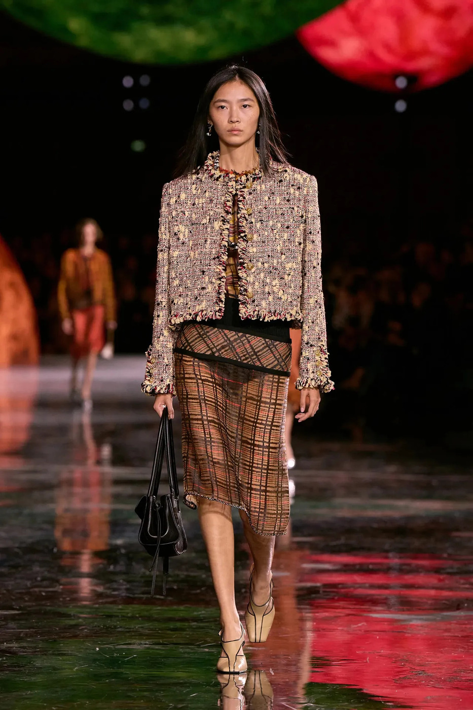 세대 전환! 속이 다 보이는 샤넬의 트위드 스커트