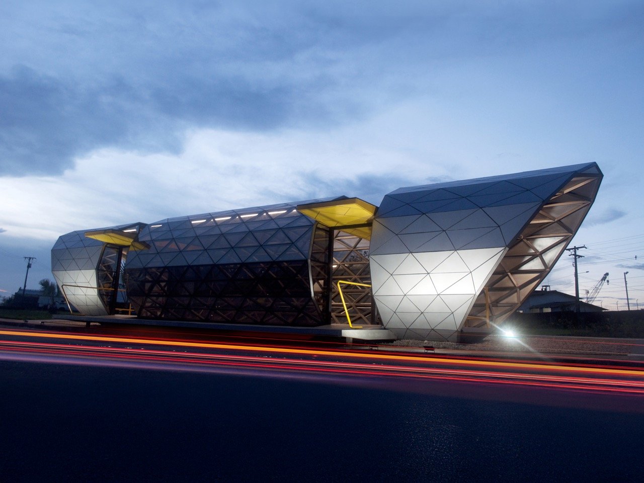 이 690 Sq.Ft. 버스 정류장은 재활용 강철을 사용하여 탄소 배출을 70% 줄였습니다