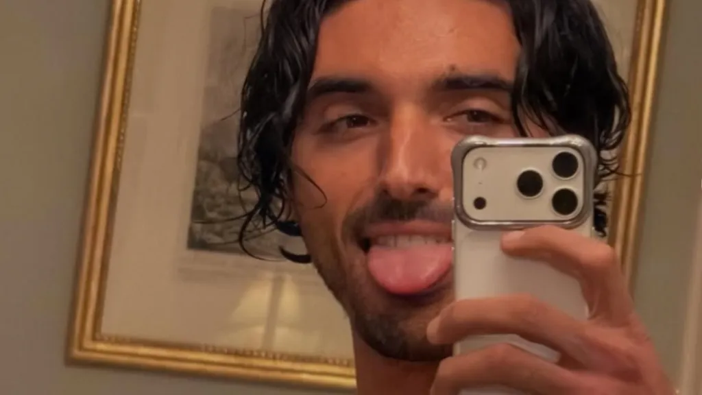 Taylor Zakhar Perez가 셔츠를 입지 않은 모습으로 복근을 과시했습니다