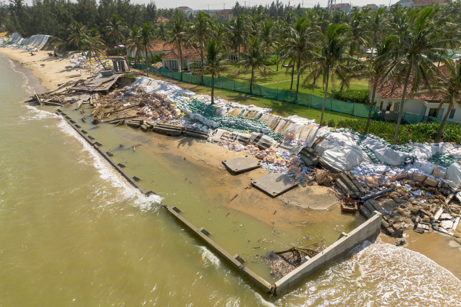 폭풍과 해수면 상승으로 바가 무너지고 호이안의 8km 해변이 휩쓸려갔습니다