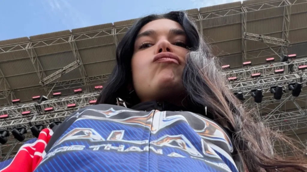 두아 리파(Dua Lipa)가 로우앵글 셀카로 감탄을 자아냈습니다