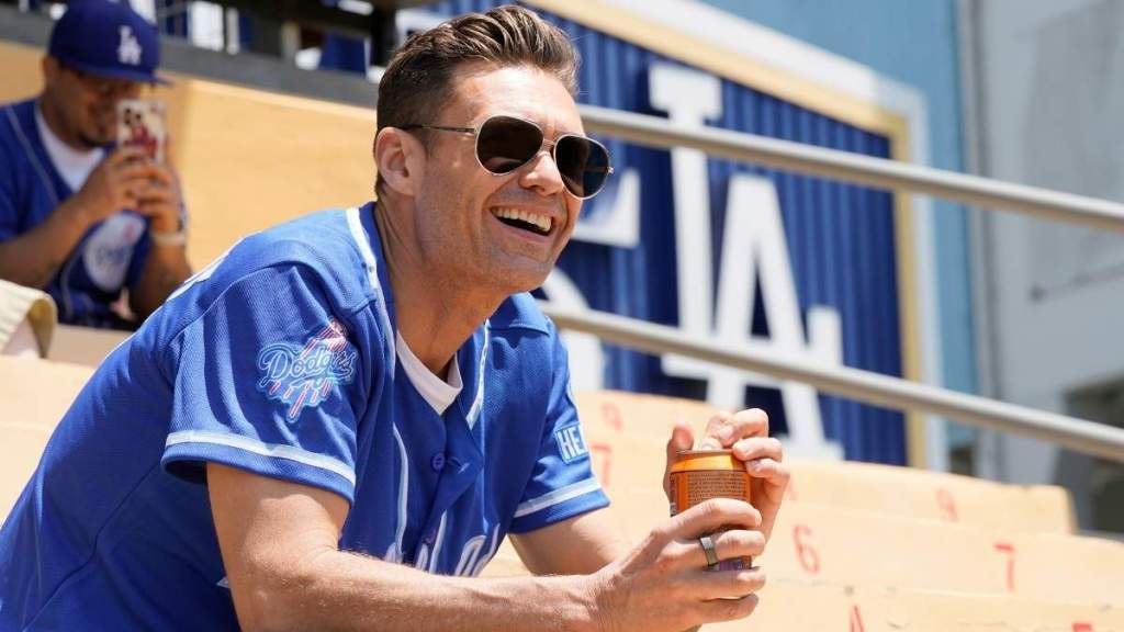 Ryan Seacrest의 Bicep 동영상에 Chokehold 팬이 생겼습니다