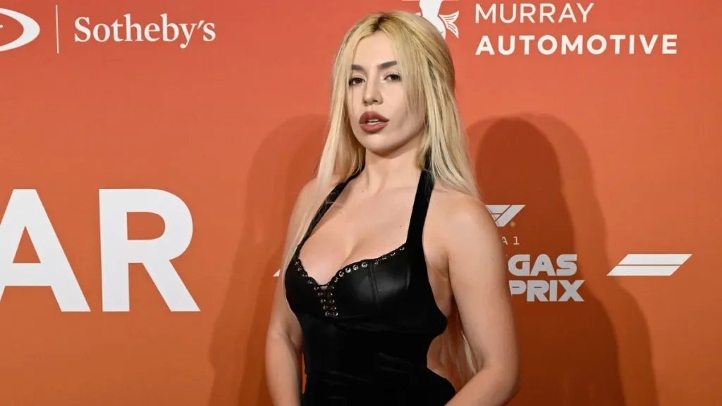 Ava Max의 세련된 블랙 드레스 사진 속 유쾌한 타이업 디테일