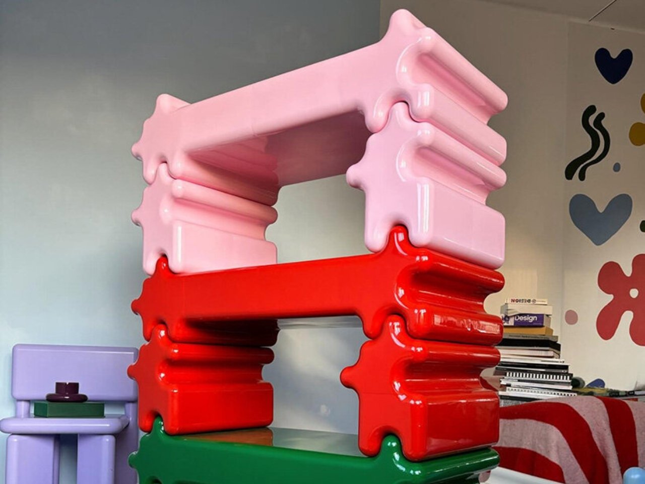 이 스웨덴 디자이너는 어린 시절의 퍼즐을 가구로 바꾸었습니다