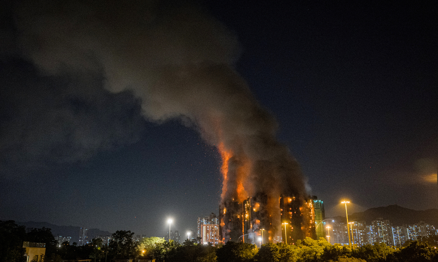 홍콩 소방관들이 이틀 동안 불타는 탑과 싸우면서 최소 75명이 사망