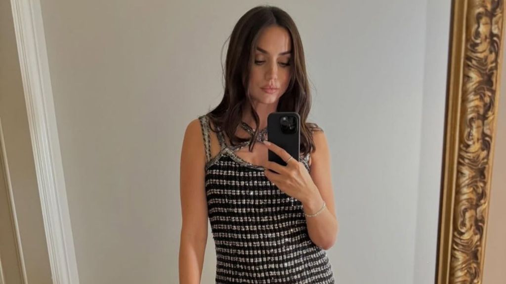 Ana de Armas의 Cami Top이 포스트 체육관 미학을 소유하고 있습니다