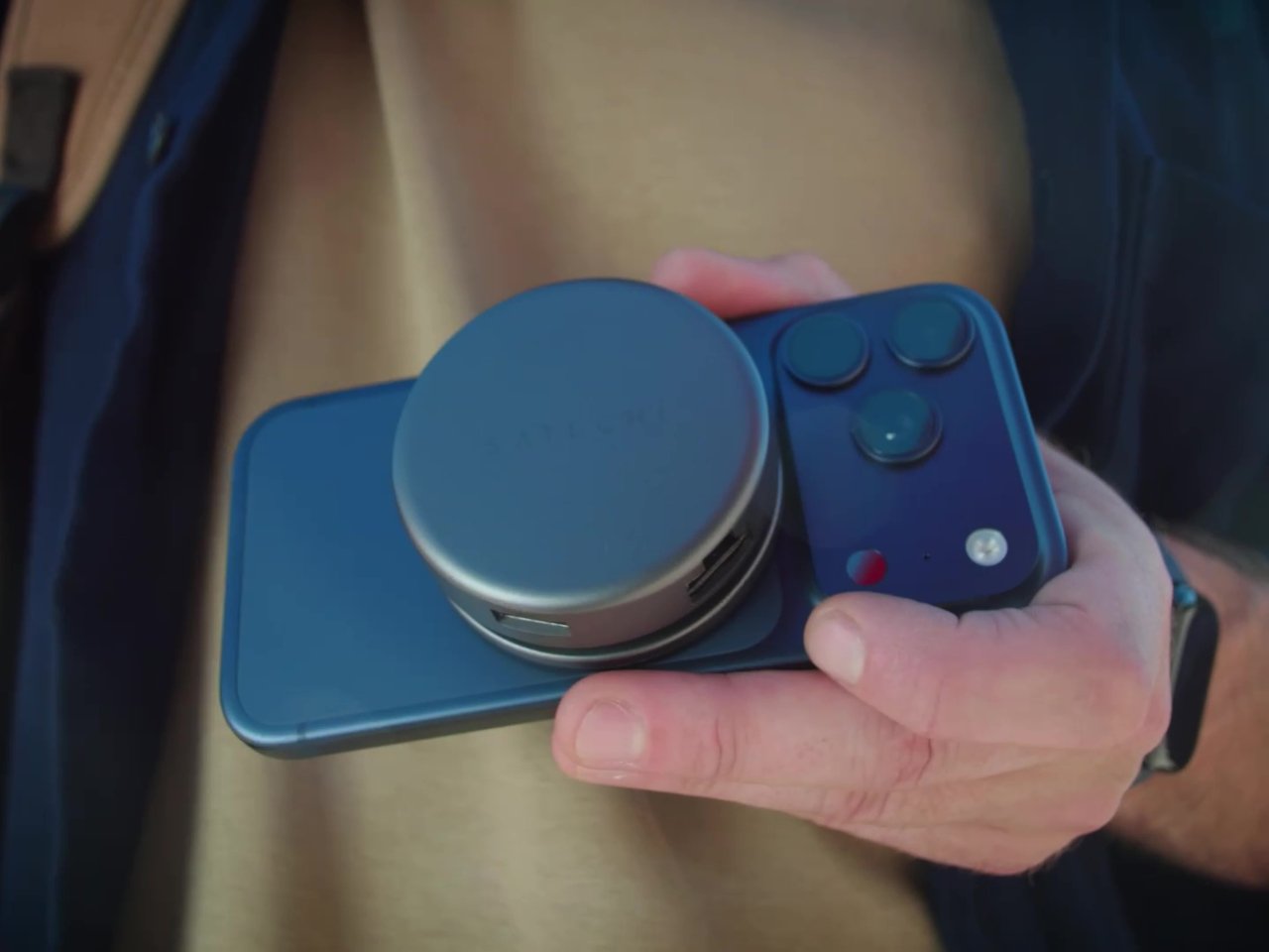 Satechi 7-in-1 허브는 케이블과 스틱을 자기적으로 집어넣습니다