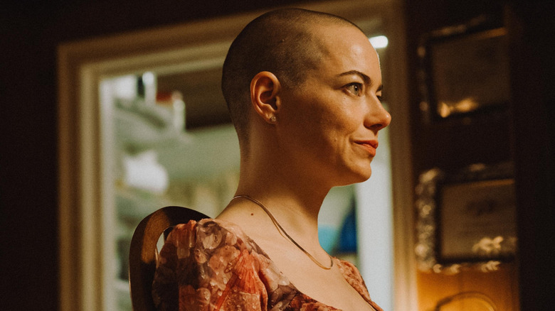 집에서 Emma Stone의 Bugonia를 시청하는 방법