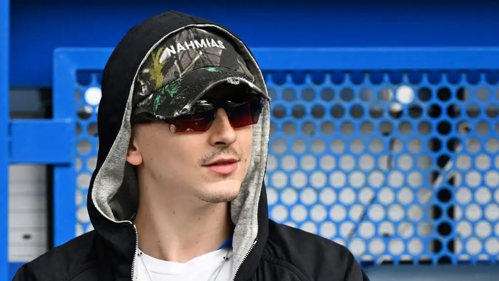 티모시 샬라메(Timothy Chalamet)의 핑크 후디 룩이 주목을 끌고 있습니다