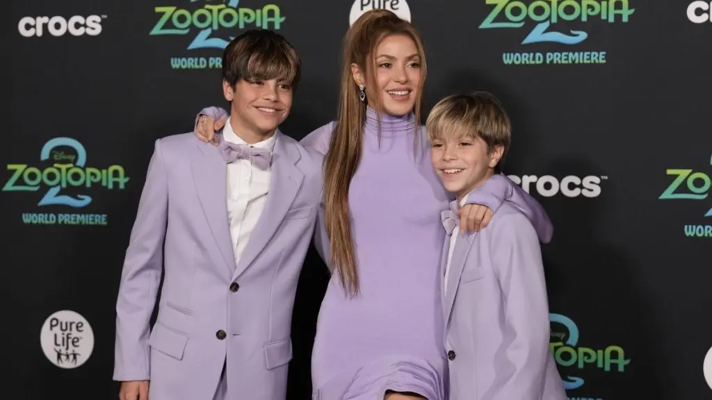 하이 슬릿이 돋보이는 샤키라의 대담한 라벤더 드레스