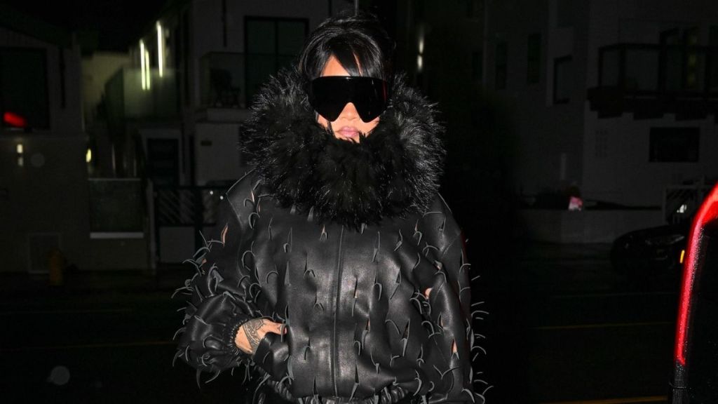 리한나의 마스크 선글라스로 엣지 있는 올가죽 룩 완성