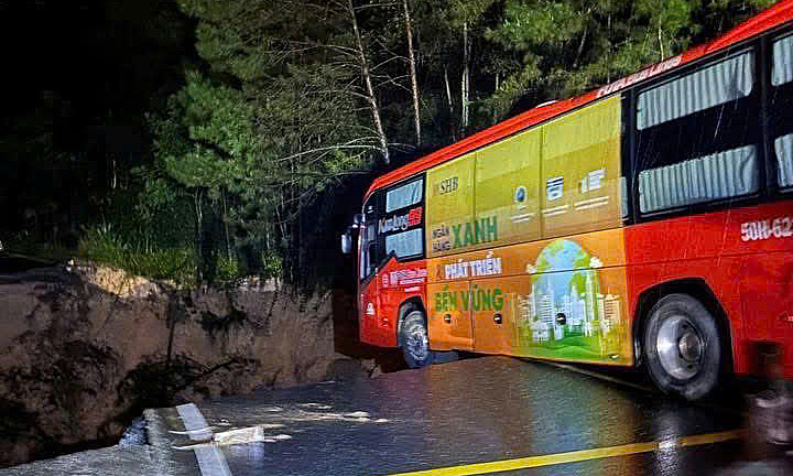 달랏(Da Lat)의 미모사 고개(Mimosa Pass)가 무너지자 계곡 위로 여객버스가 비틀거린다