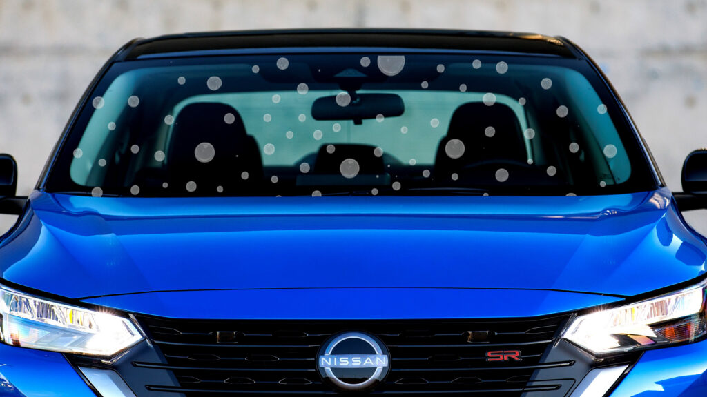 거품은 샴페인에서는 훌륭하지만 닛산 앞유리에는 그다지 많지 않습니다