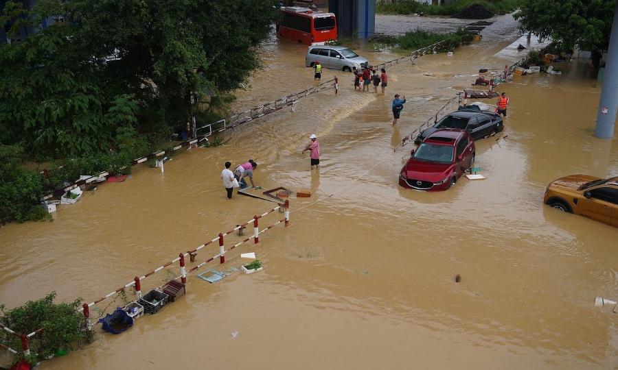 대규모 홍수로 인해 베트남 중부 교통이 마비됨