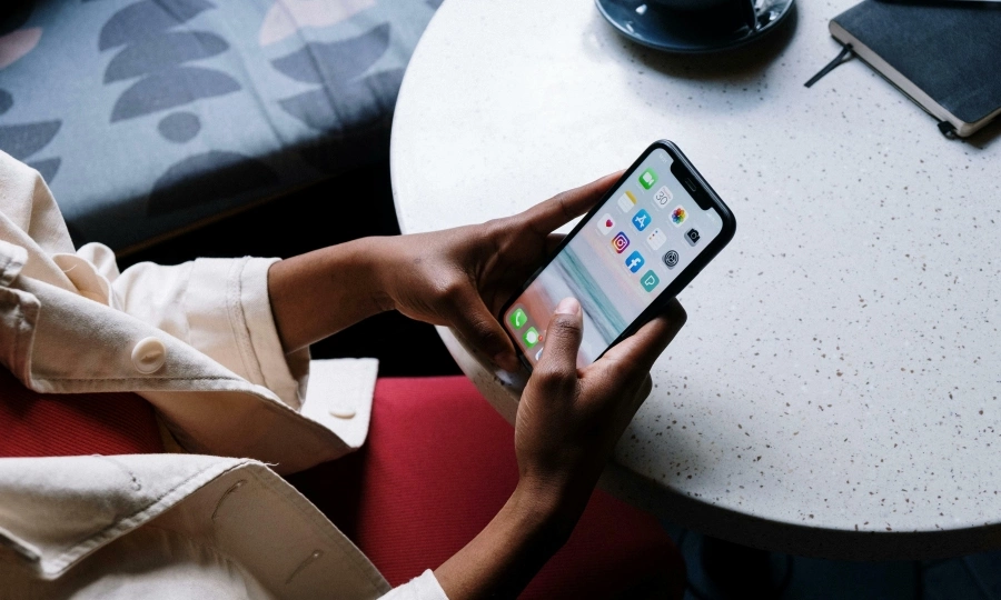 말레이시아는 16세 미만의 소셜 미디어 연령 제한을 부과하고 신분증 확인을 고려합니다