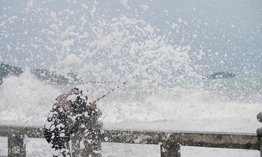 폭풍 코토(Storm Koto)가 판티엣(Phan Thiet) 관광 해변인 나트랑(Nha Trang)에 5미터 높이의 파도를 몰고 옵니다