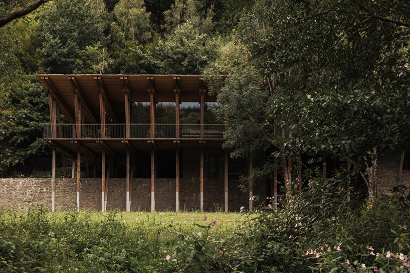 벨기에 BC 건축가가 만든 지역 석조 및 목재 모양의 자급자족 강둑 주택