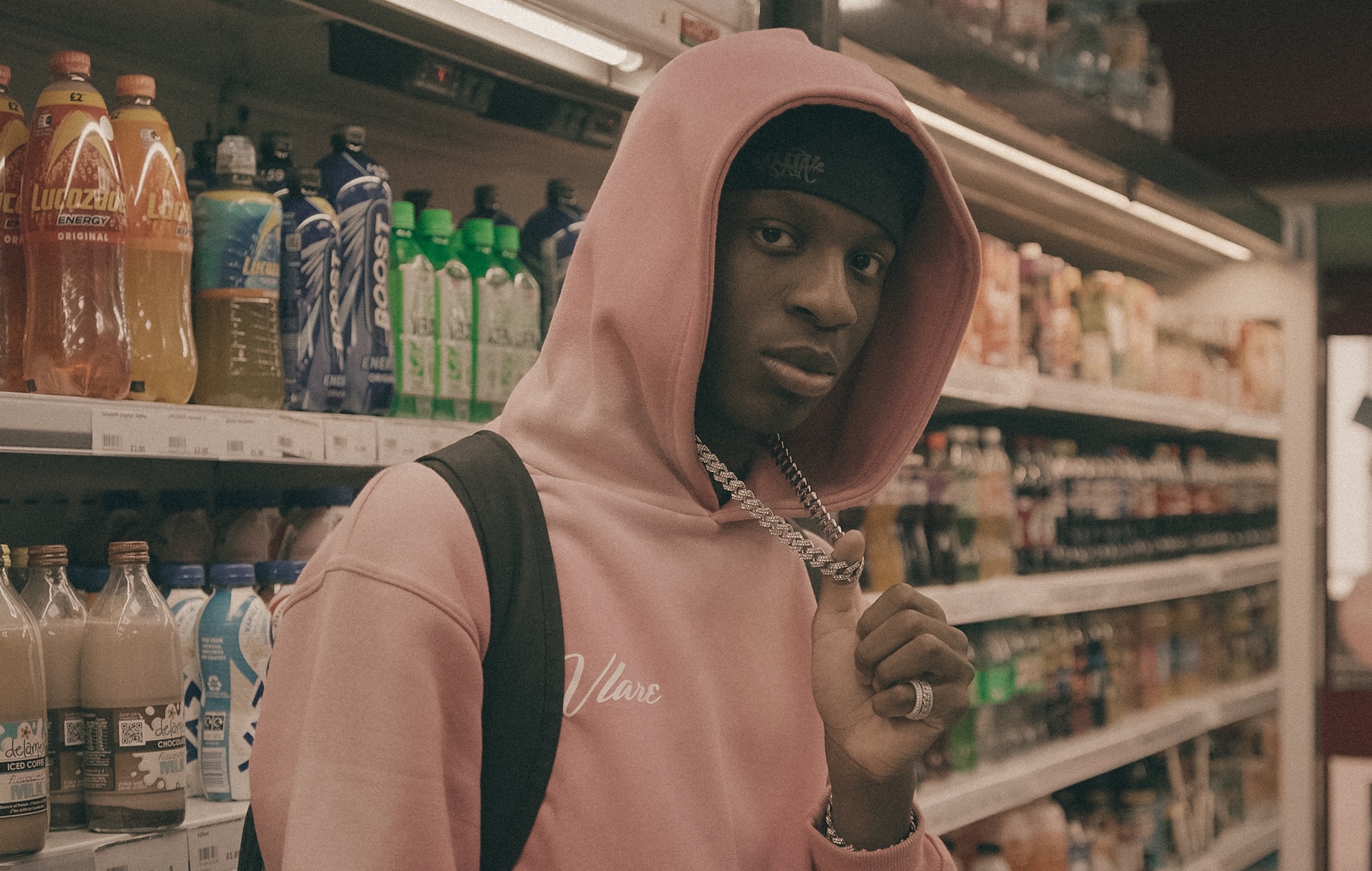 래퍼 Tkandz가 자신의 순간을 최대한 활용하고 있습니다