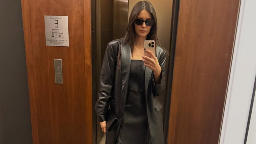 끈이 없는 미니 드레스를 입은 Nina Dobrev의 셀카는 대담하고 시크합니다