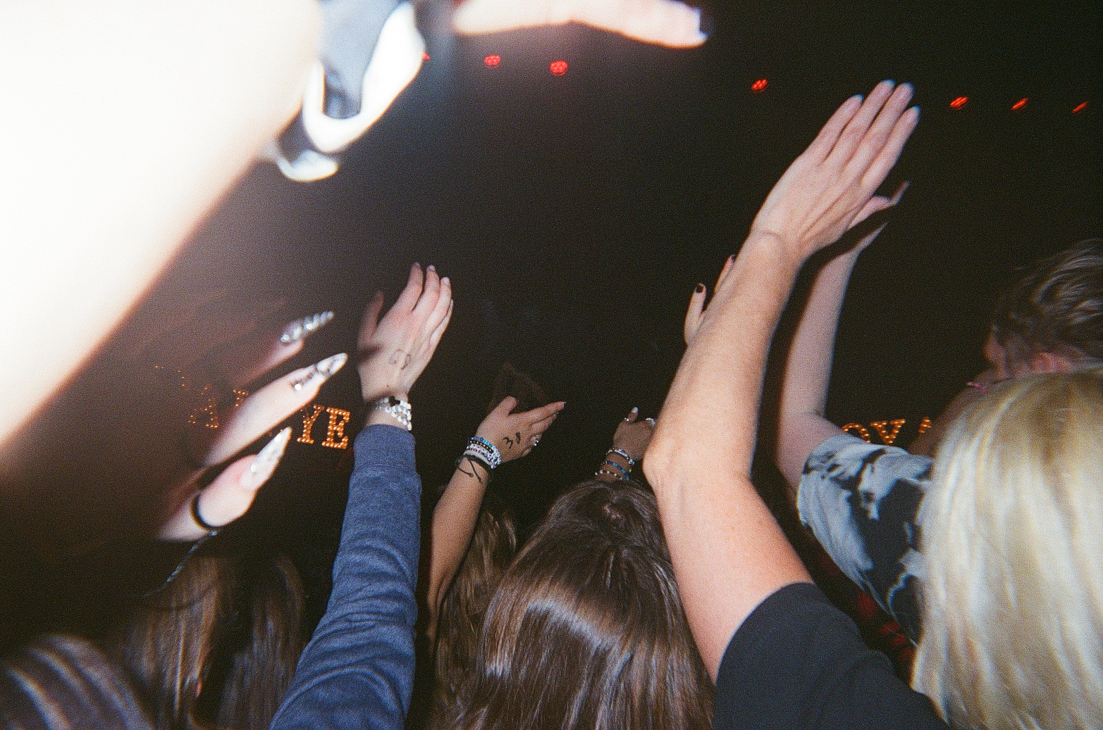 Palaye Royale 팬이 프라하에서 Yungblud와 함께한 쇼에 참여한 사진을 확인하세요