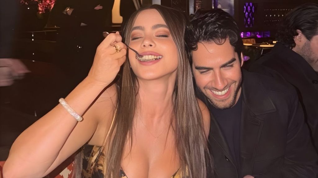 대담한 네크라인이 돋보이는 소피아 베르가라의 드레스는 파티에 딱 맞습니다