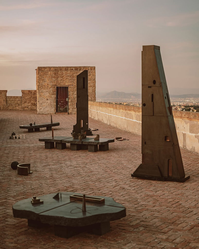 토템 조각은 나폴리의 특정 장소 설치를 위해 화산석 풍경을 구성합니다