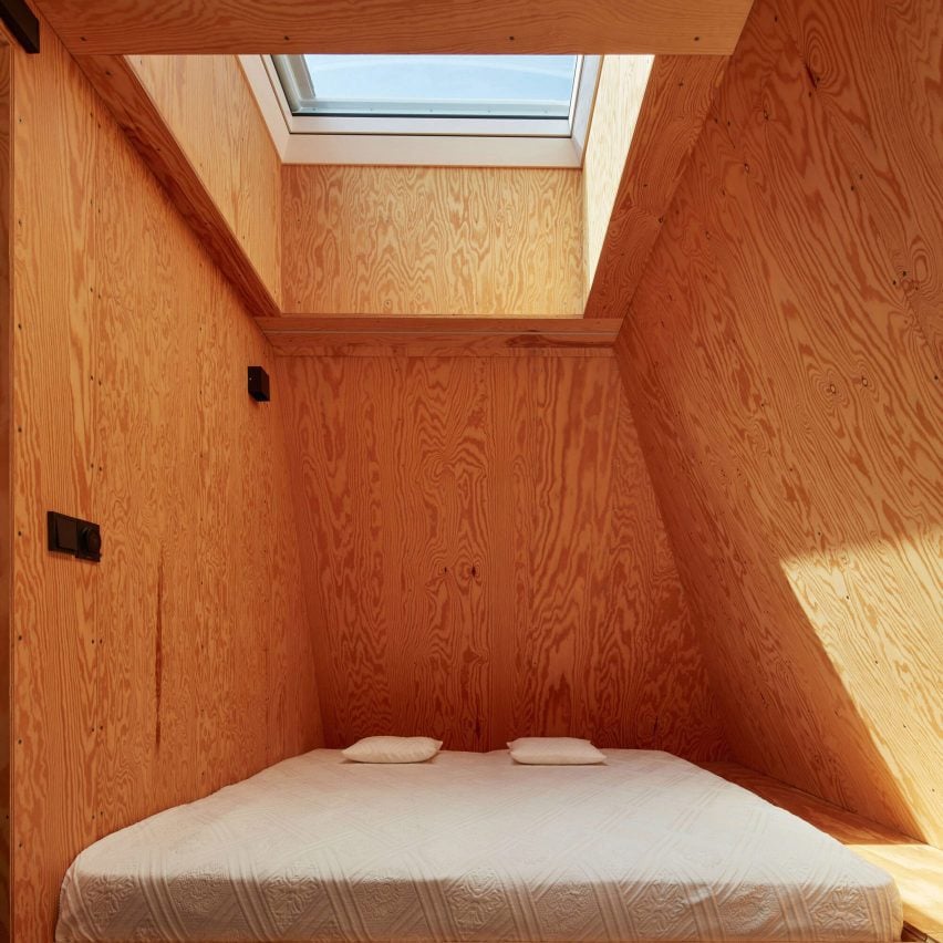 작은 공간을 최대한 활용하는 컴팩트한 침실 8개