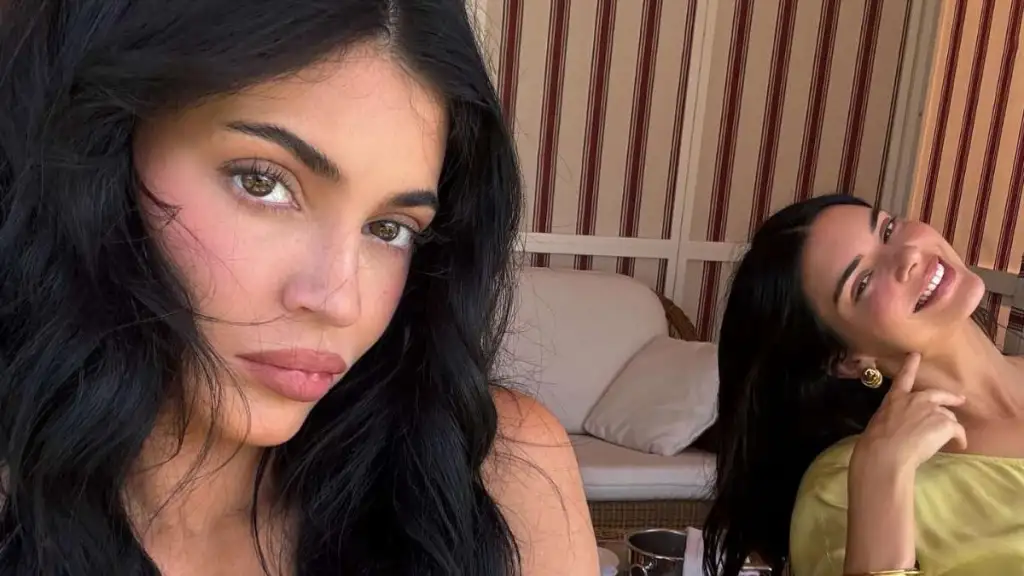 카일리와 켄달 제너의 자매애가 욕실 영상에서 더욱 귀여워진다