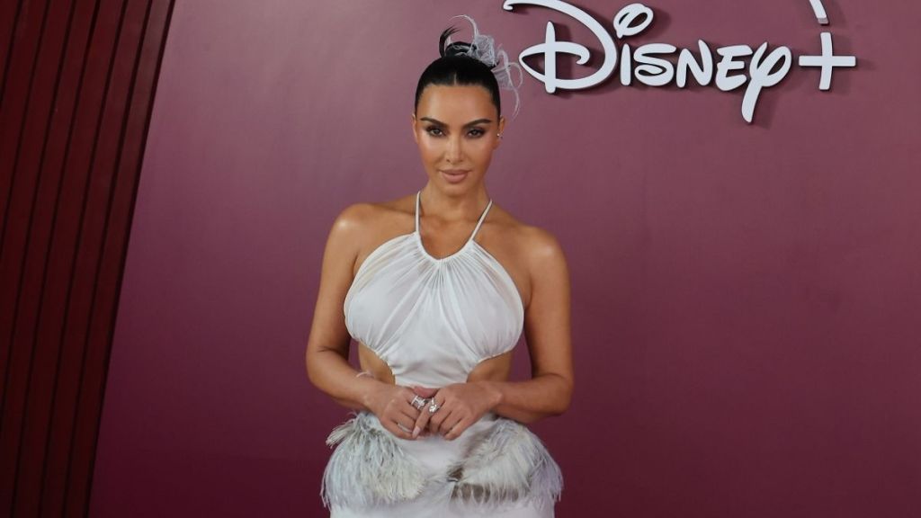 Kim Kardashian이 Dilara Findikoglu에서 안전핀을 세련되게 보이게 만들었습니다