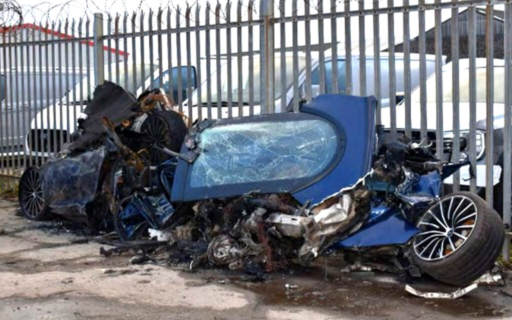 그는 과속하는 맥라렌을 집에 충돌시켰고 어떻게든 모두가 살았습니다