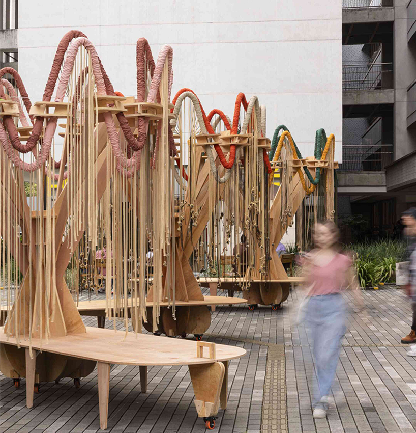 그늘을 위해 도시의 열린 공간에 합판과 직물 태양열 나무 설치