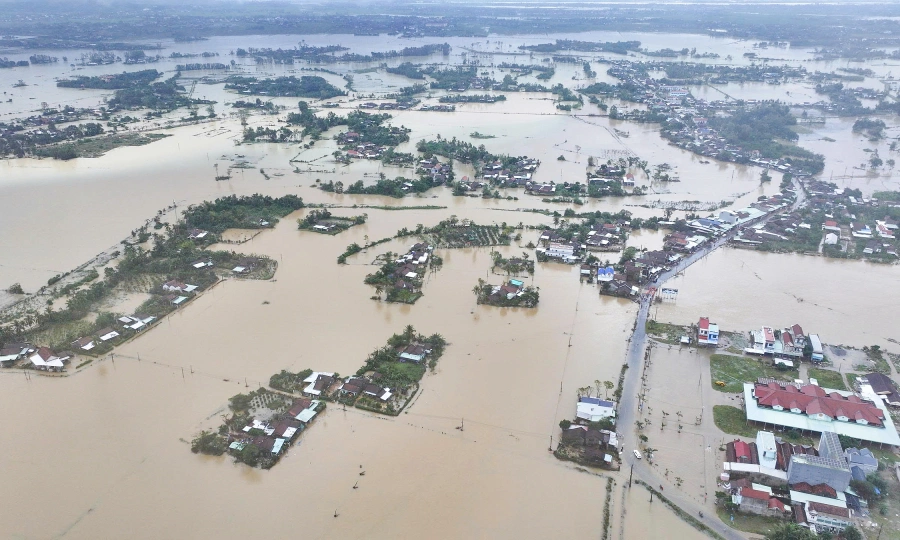 베트남 중남부가 반세기 만에 최악의 홍수로 몸살을 앓고 있다