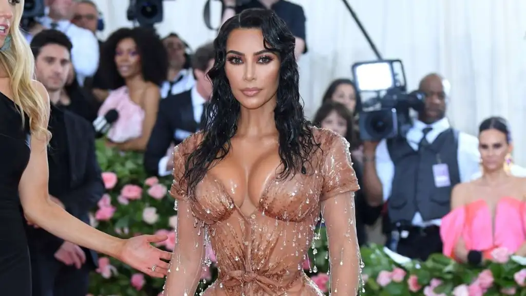 킴 카다시안(Kim Kardashian)은 사진 속 라인스톤만으로 누드룩을 연출합니다