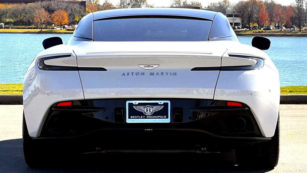 이 거의 새로운 Aston DB12는 새로운 BMW M5를 구입할 만큼 충분한 가치를 잃었습니다