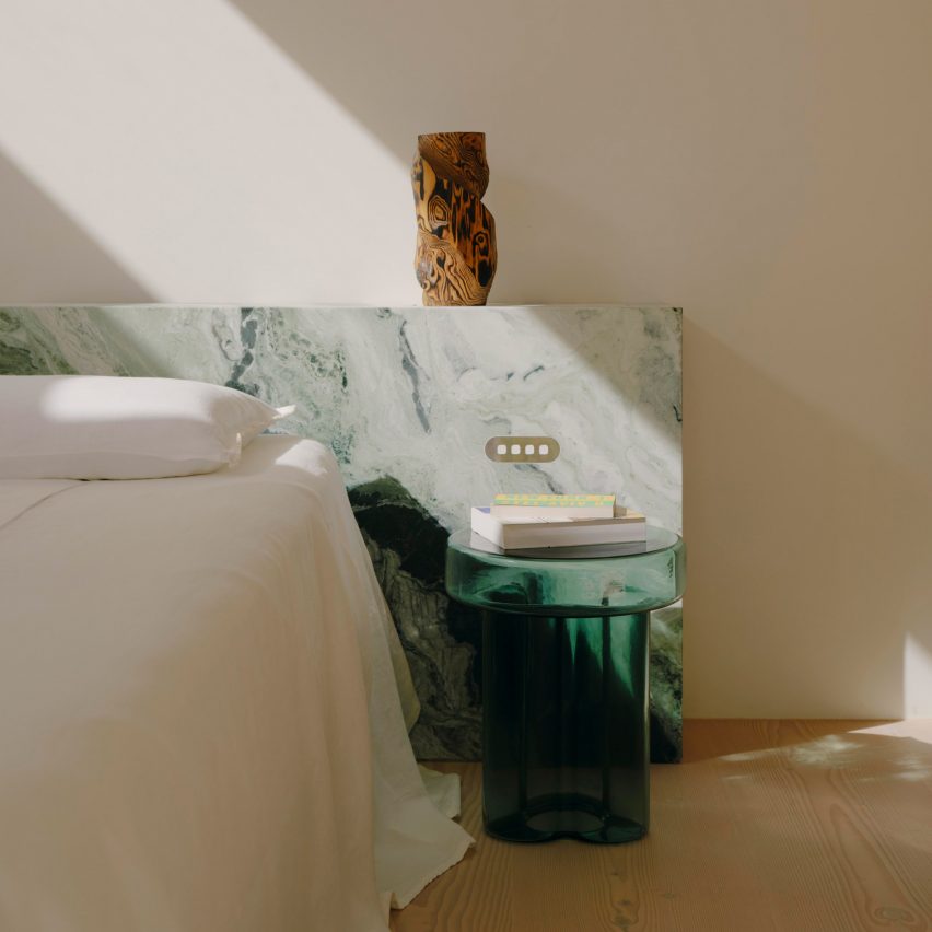 Dezeen 쇼룸 제품이 있는 편안한 침실 4곳