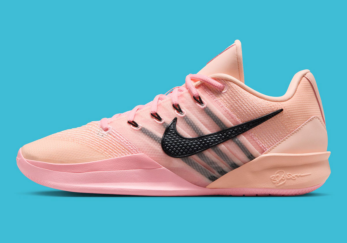 사브리나 이오네스쿠(Sabrina Ionescu)가 나이키 사브리나 3 "트윈"을 신고 남동생에게 고개를 끄덕였습니다