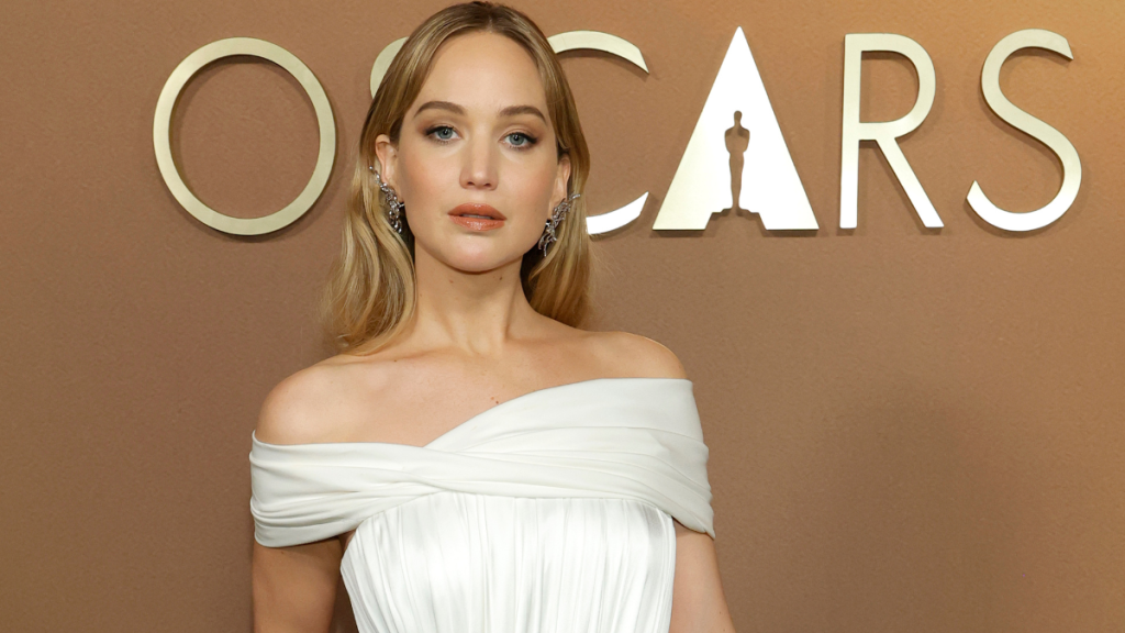 제니퍼 로렌스의 디올 드레스에 틈이 있어 당황스러울 수도 있음