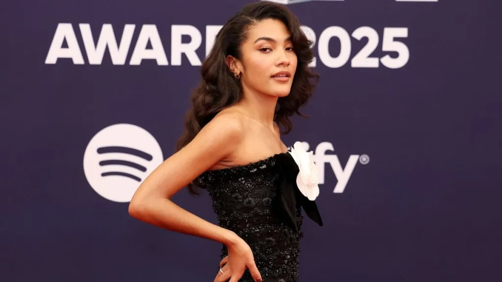 올리비아 딘의 끈이 없는 리처드 퀸 가운이 화제를 모으고 있습니다