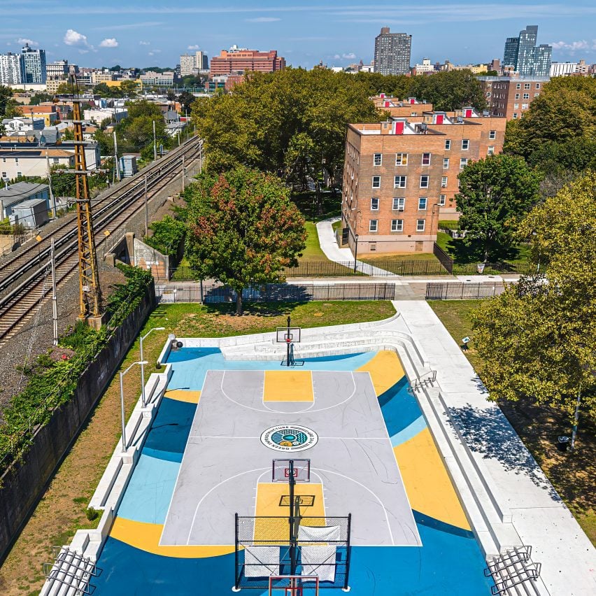뉴욕의 이 농구 코트는 대규모 빗물 배수구 역할도 합니다